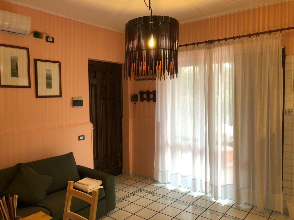 Chloe'S Apartment Ачиреале Экстерьер фото